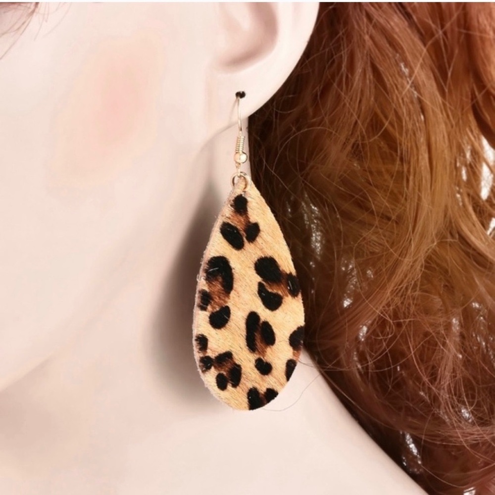 TEARDROP SHAPED LEATHER EARRINGS